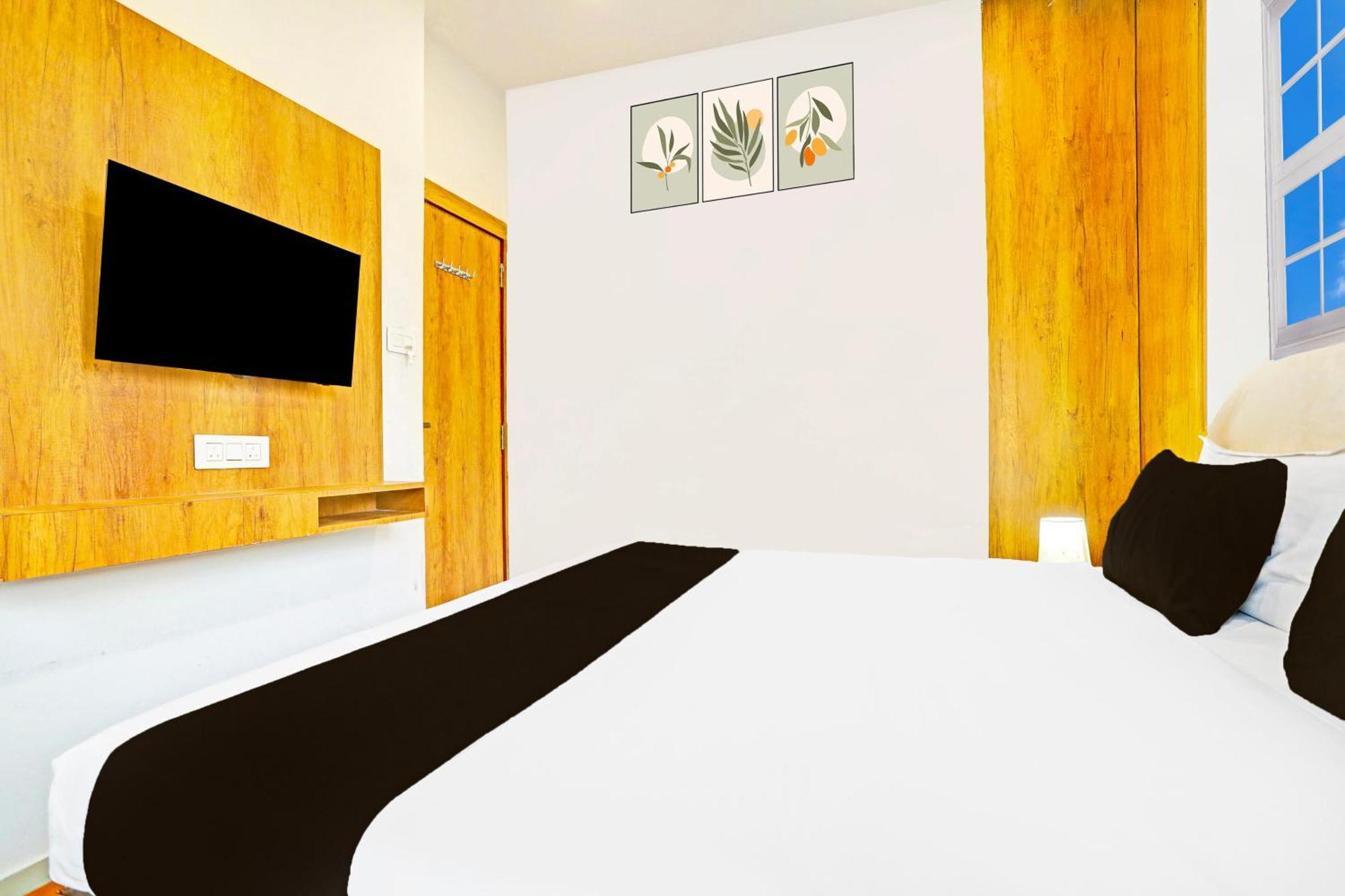 Super Collection O Adajan Formerly Hotel Western Inn Surate Extérieur photo
